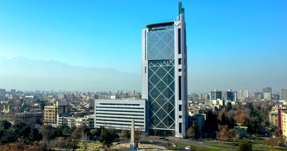 Ahora será definitivo: Telefónica anuncia que su icónico edificio corporativo en Chile está a la venta
