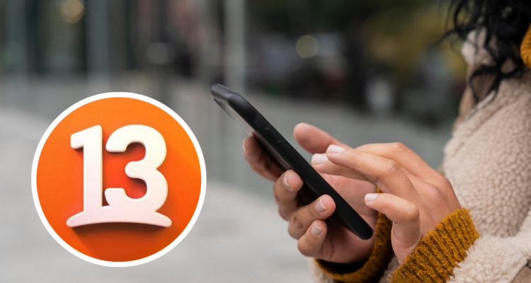 Persona viendo su celular y logo de Canal 13 en referencia a nuevas teleseries verticales del canal