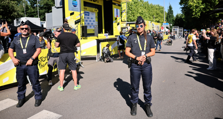 Terror en Tour de Francia por hombre que hirió a policía y amenazó a hinchas: agentes le dispararon