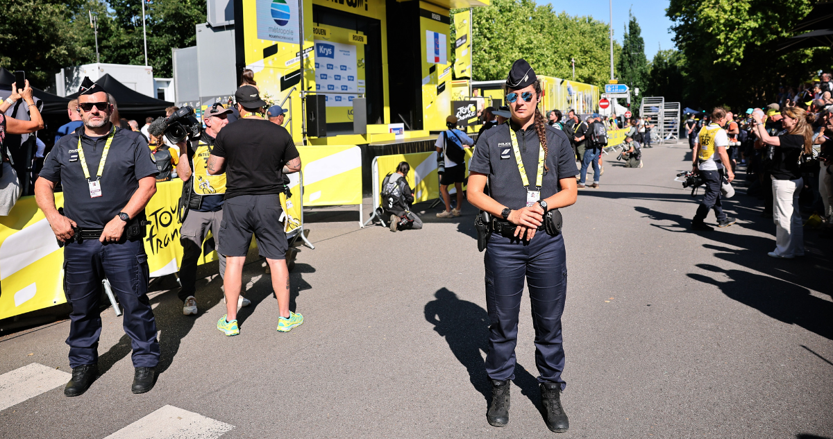 Terror en Tour de Francia por hombre que hirió a policía y amenazó a hinchas: agentes le dispararon