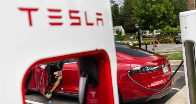 Oportunidad de oro para Samsung: cierra acuerdo con Tesla para fabricarle chips de IA