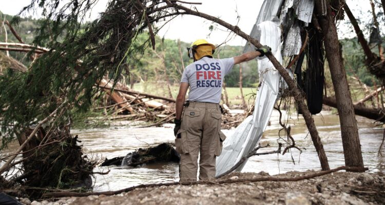 Un socorrista descansa cerca de un área de búsqueda a lo largo del río Guadalupe