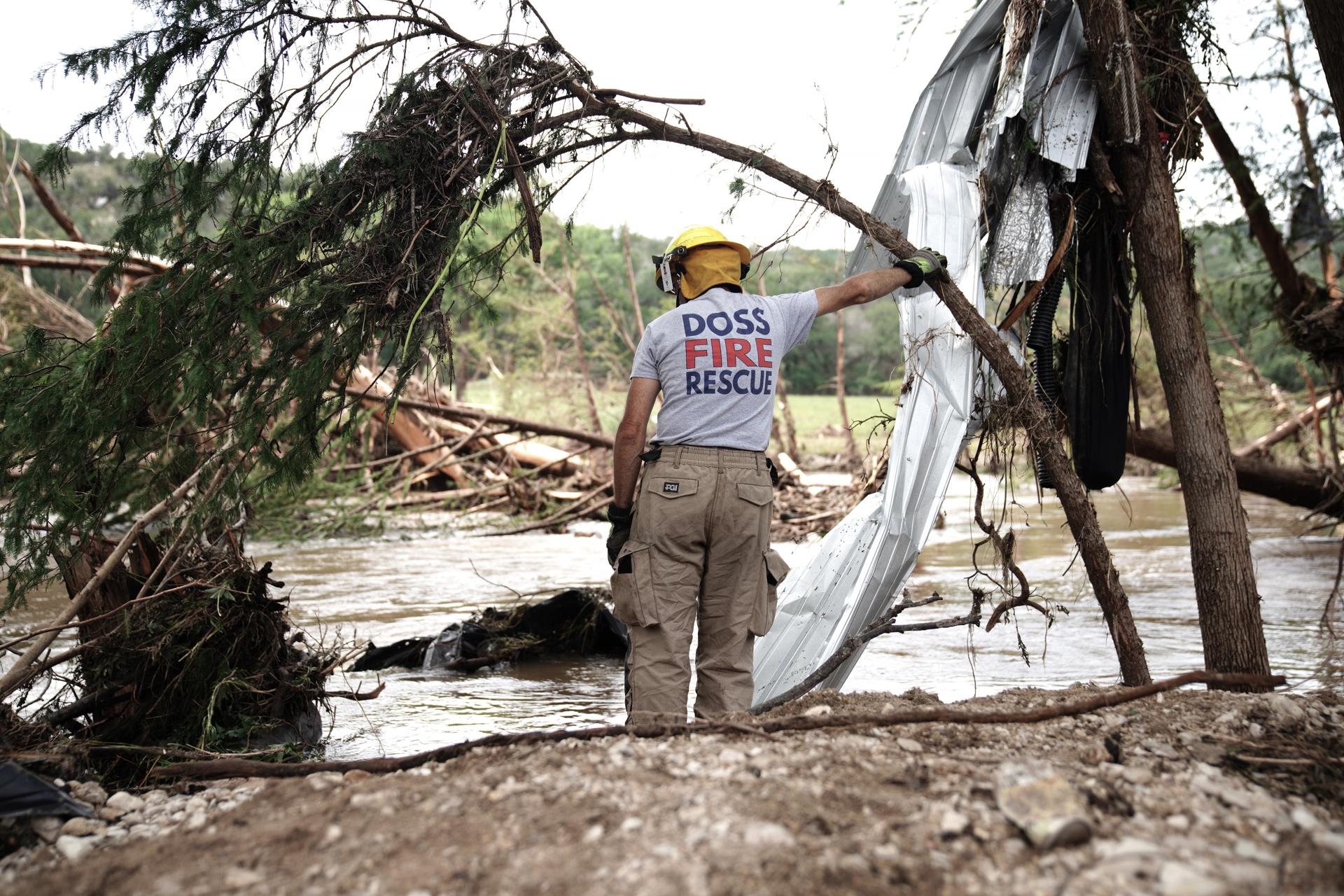 Un socorrista descansa cerca de un área de búsqueda a lo largo del río Guadalupe