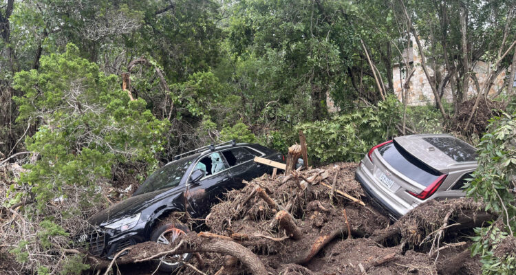 Suben a 82 los fallecidos por inundaciones en Texas: continúa la búsqueda de 10 niñas desaparecidas