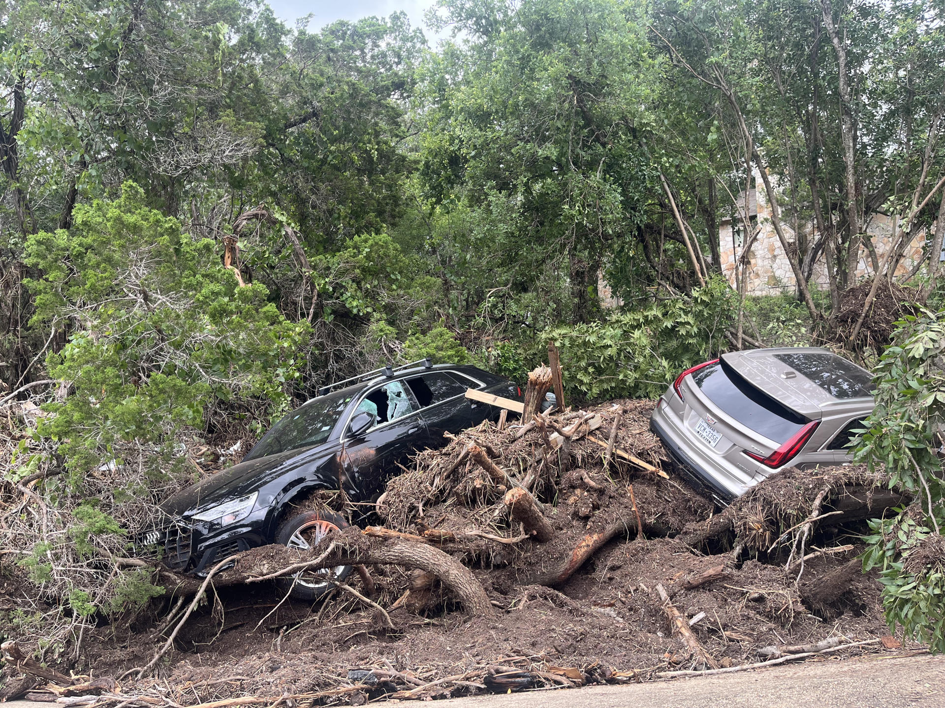 Suben a 82 los fallecidos por inundaciones en Texas: continúa la búsqueda de 10 niñas desaparecidas