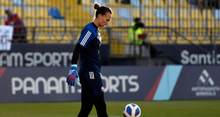 Christiane Endler jugando por La Roja.