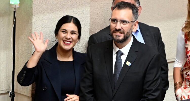 Tomás de Remetería competirá con Karol Cariola cupo en el Senado