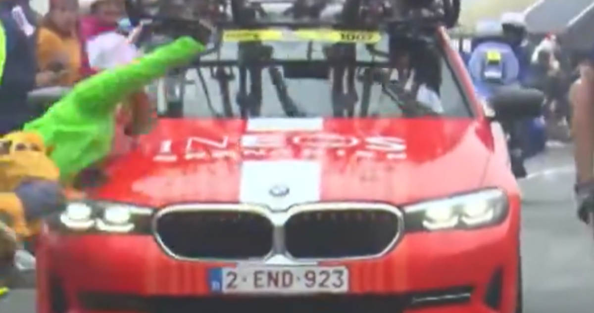 Auto de apoyo atropella a espectador que invadió pista en Tour de Francia: millonaria multa a equipo