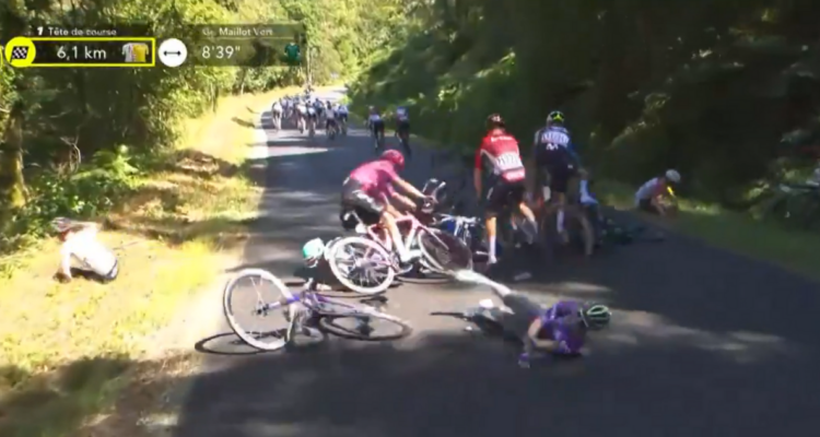 Masiva caída en Tour de Francia terminó con docena de ciclistas en el suelo: uno abandonó por lesiones