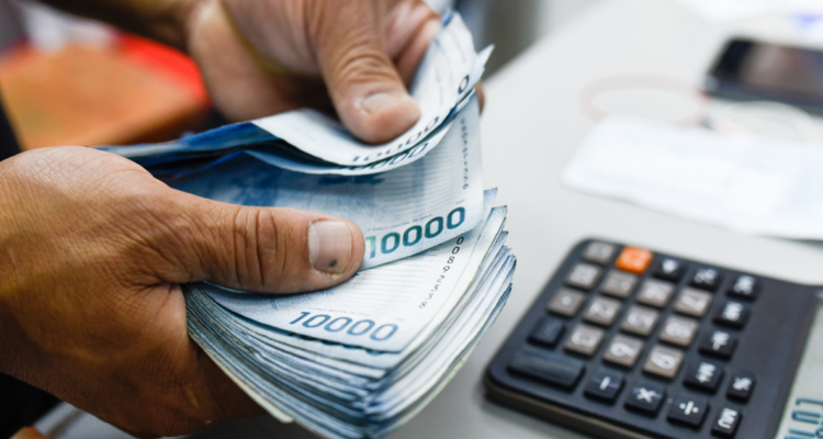 Billetes de 10 mil pesos y calculadora