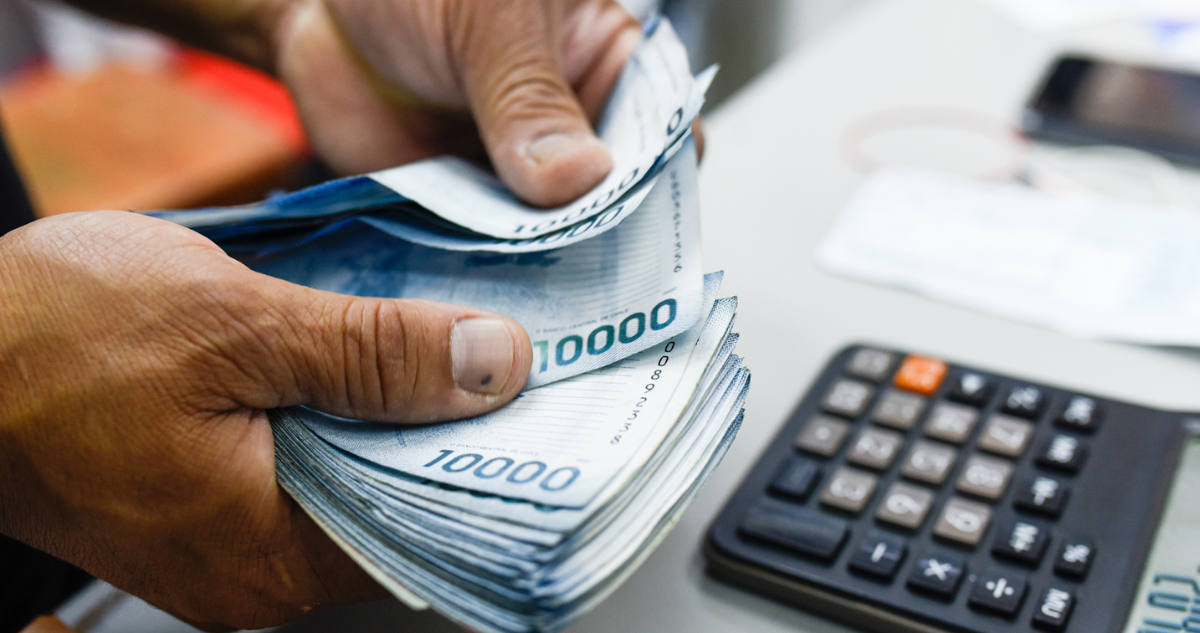 Billetes de 10 mil pesos y calculadora