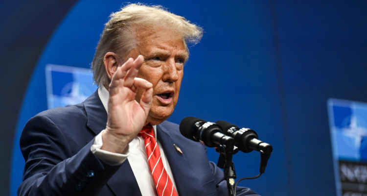 Trump advierte que podría poner un arancel adicional del 10% a países que se “alineen” con los BRICS