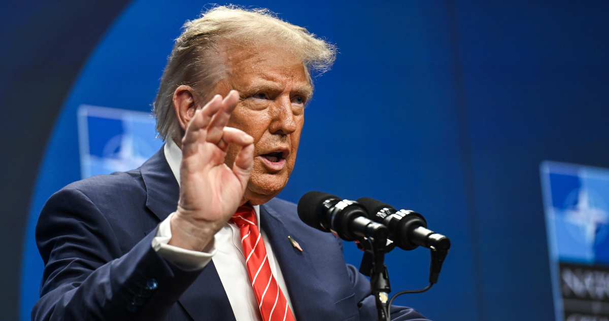 Trump advierte que podría poner un arancel adicional del 10% a países que se “alineen” con los BRICS