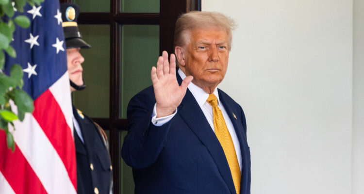 Trump destaca que AstraZeneca invertirá en EEUU y ante ello se salvaría de los aranceles