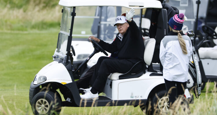 No abandona su rol de magnate: Trump ya es dueño de 19 campos de golf tras adquirir uno en Escocia