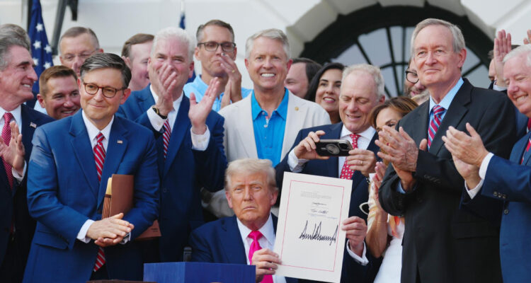 Trump firma su “gran y hermoso proyecto de ley”: el plan fiscal que podría elevar el déficit de EEUU