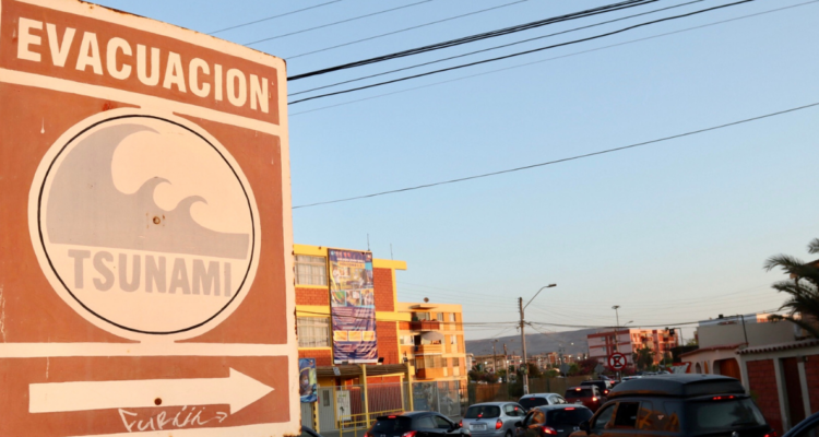 Letrero de evacuación por Alerta Roja debido a amenaza de tsunami