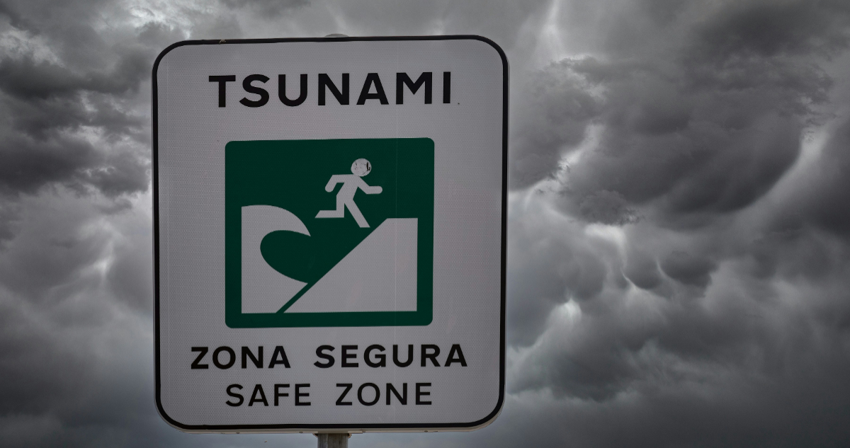 Foto de una señalización de vía de evacuación en caso de tsunami