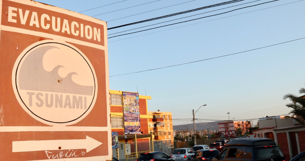 Letrero de evacuación por Alerta Roja debido a amenaza de tsunami