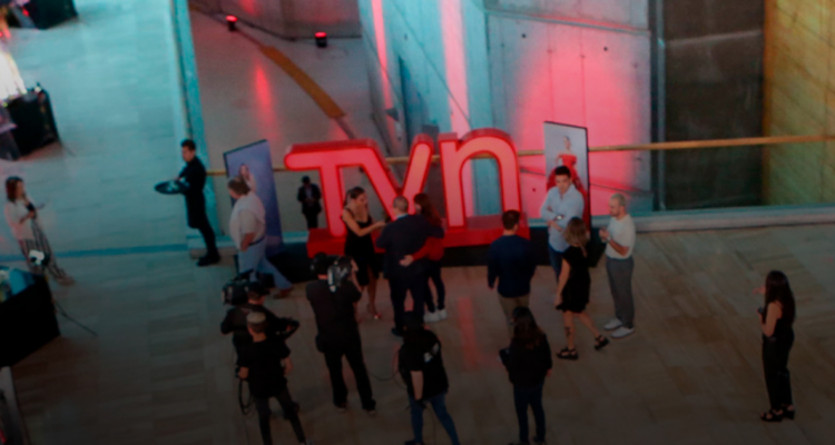 Fotografía con logo de TVN en referencia a triunfo en el rating
