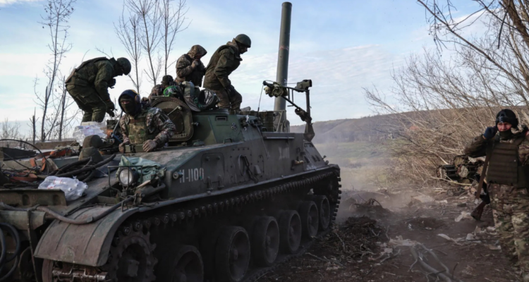 Soldados sobre un tanque en Bájmut, región de Donetsk, Ucrania | EFE