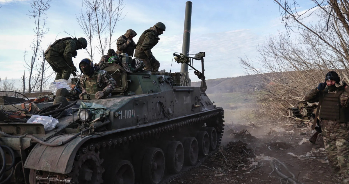 Soldados sobre un tanque en Bájmut, región de Donetsk, Ucrania | EFE
