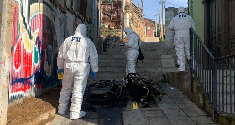 Una persona fallecida y dos lesionados graves deja balacera tras la quema de dos motos en Valparaíso