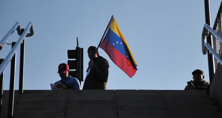 Venezuela anuncia vuelos para repatriar ciudadanos desde Chile, pero deben ir a tomar avión a Bolivia