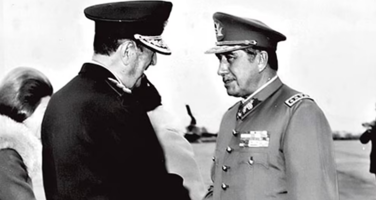 Juan Perón y Augusto Pinochet en la Base Aérea de Morón, Argentina, en 1974
