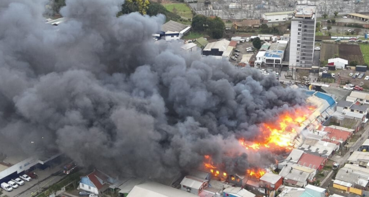 Videos e imágenes dan cuenta de magnitud de gran incendio en sector de Chillancito de Concepción