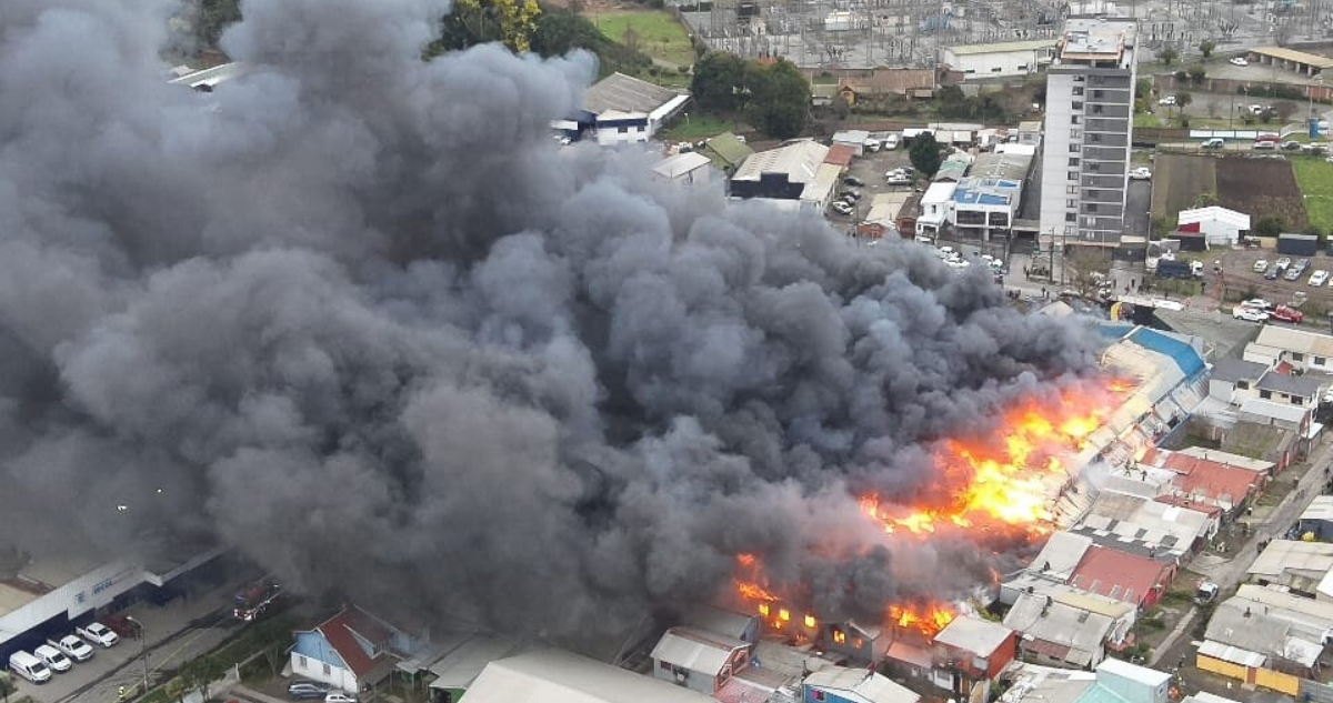 Videos e imágenes dan cuenta de magnitud de gran incendio en sector de Chillancito de Concepción