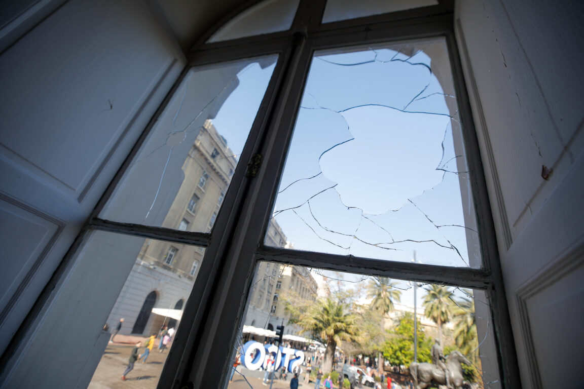 Marcha estudiantil termina con destrozos en municipio de Santiago y con agresiones a transeúntes