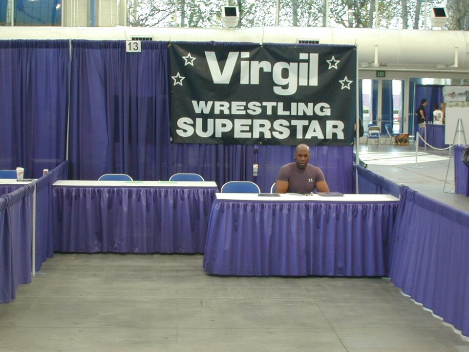 Virgil en una convención de lucha libre