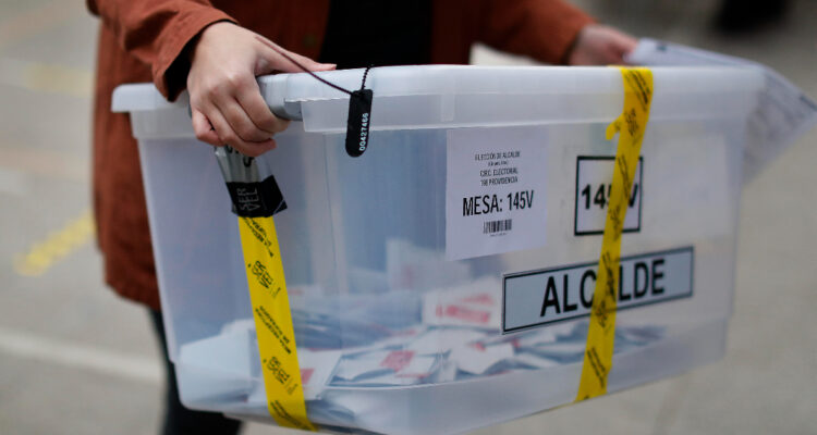 Senado analiza proyecto que otorga día de permiso laboral a trabajadores designados vocales de mesa