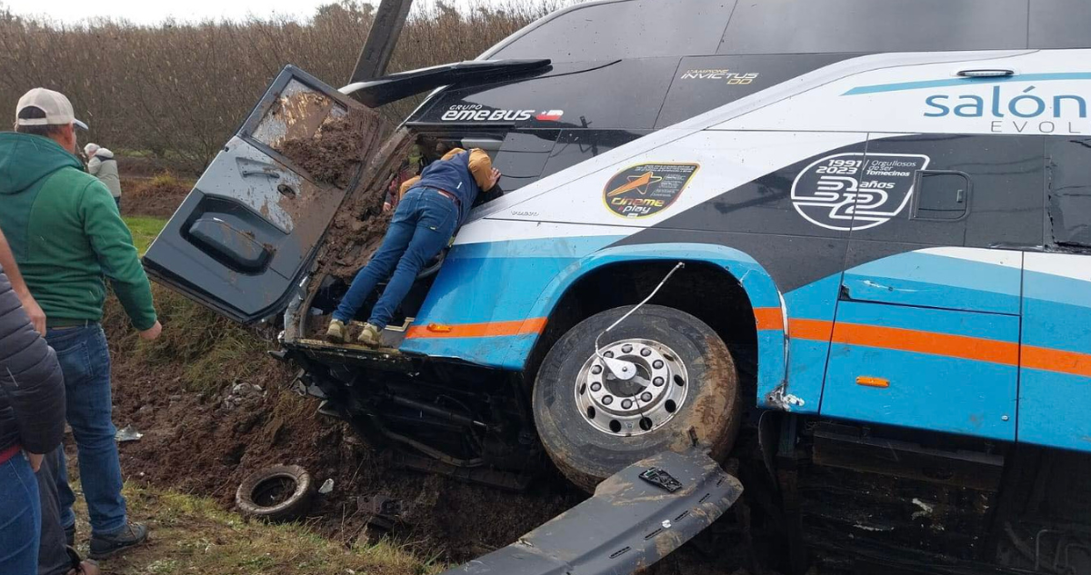 Bus volcado en Ñiquén