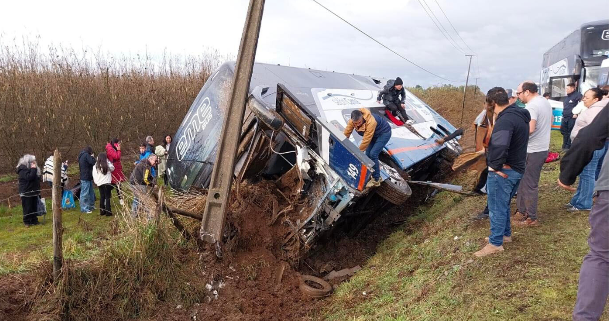 Bus volcado tras accidente en Ñiquén