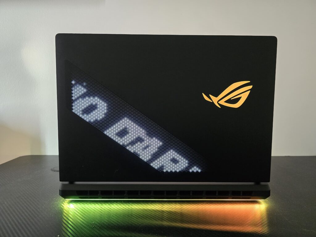 En la imagen, la parte trasera del ASUS ROG Strix Scar 18.