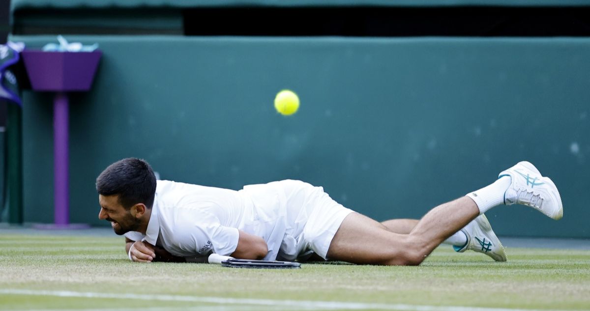 Novak Djokovic asusta a Wimbledon.