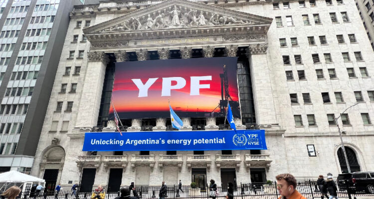 Juicio por YPF: Argentina pedirá a EEUU que se suspenda la entrega de las acciones de la estatal