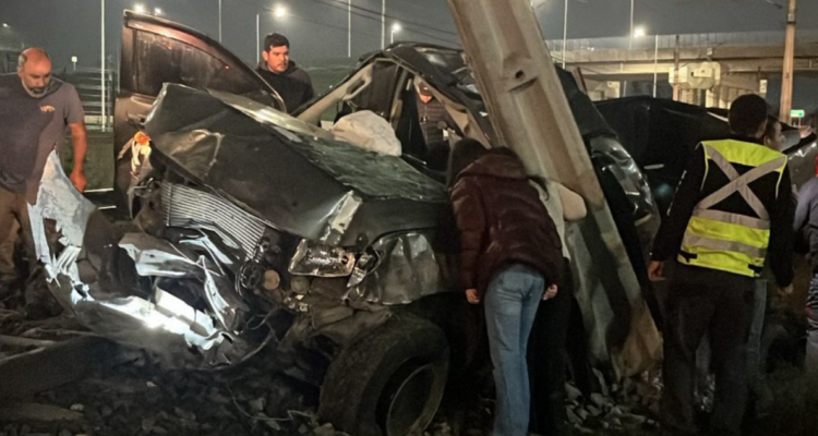 Accidente en Ruta 160 dejó 5 lesionados y Biotrén suspendido: vehículo dañó catenaria