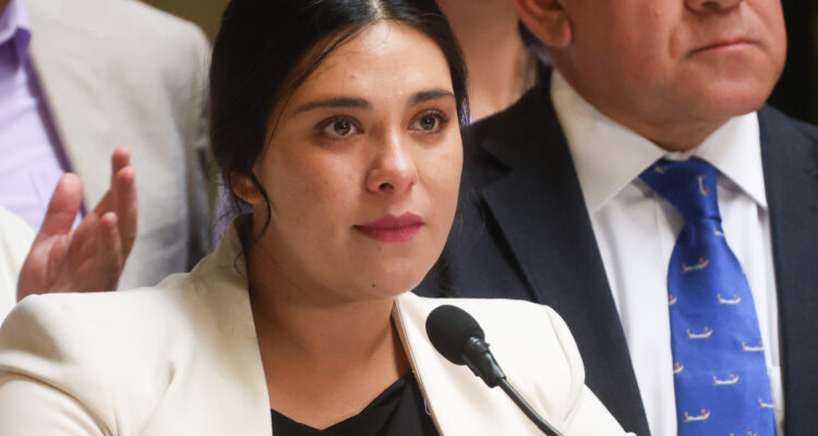 Cariola responde Frei: “En su última campaña, no tuvo problema con que el PC le entregara su apoyo”