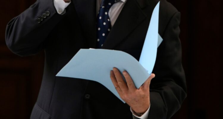 Condenan a abogado que se apropió de dinero de clientes en Concepción