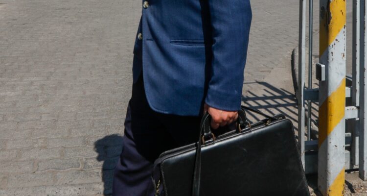 Abogado arriesga quedar inhabilitado de ejercer de por vida la profesión por apropiarse de dinero de clientes