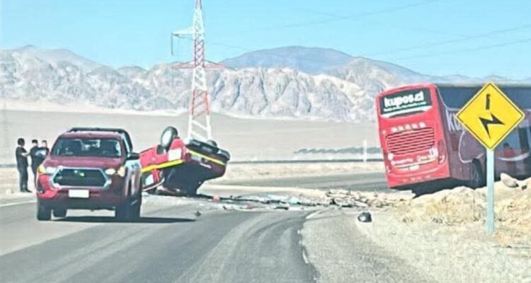 Reportan accidente en Ruta C-17 de Copiapó: bus y camioneta colisionaron frontalmente