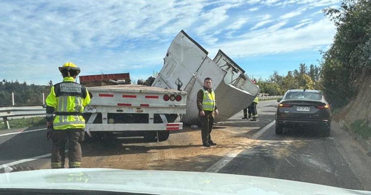 Accidente en dirección a Valparaíso deja cortada ruta 68 camión chocó barrera de contención