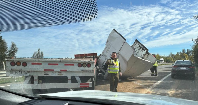 Accidente en dirección a Valparaíso deja cortada ruta 68: camión chocó barrera de contención