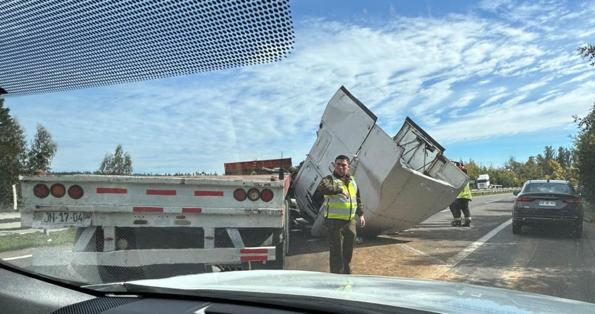 Accidente en dirección a Valparaíso deja cortada ruta 68: camión chocó barrera de contención