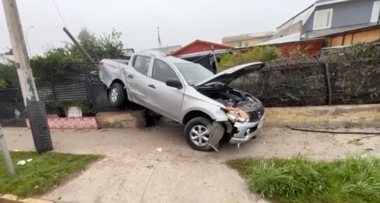 Vehículo termina arriba de una reja de una casa tras colisionar con otro auto y un árbol en Renca