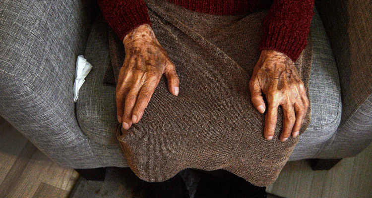 Imagen de adulta mayor por inicio de juicio por homicidio en Puerto Saavedra