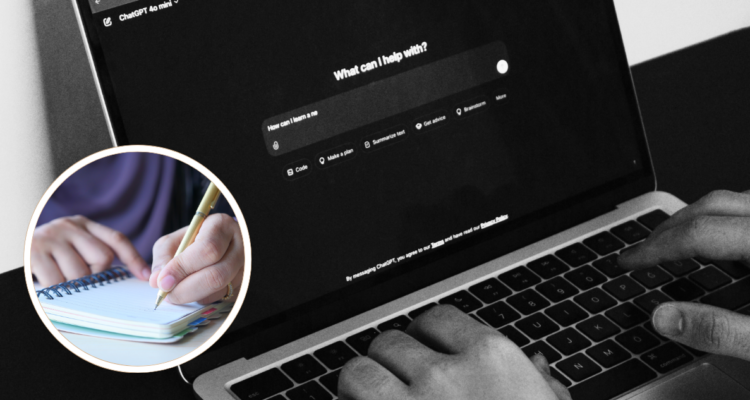 Foto de contexto de persona usando ChatGPT y persona escribiendo a mano